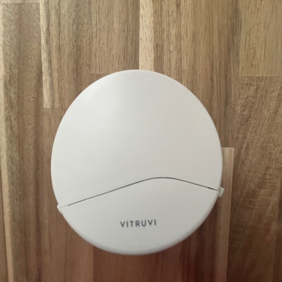 Vitruvi: Push plug in diffuser from Jilly Box. - Picture 2 of 5